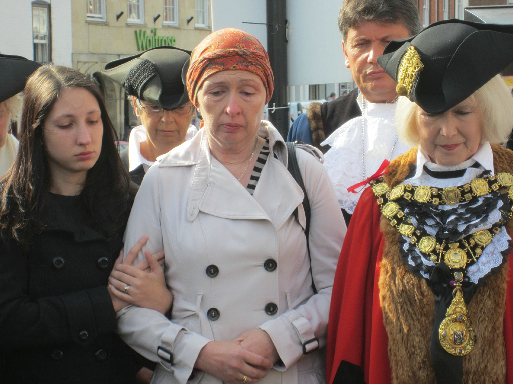 Derek's widow (centre) with her daughter Katrina alongside the Mayor