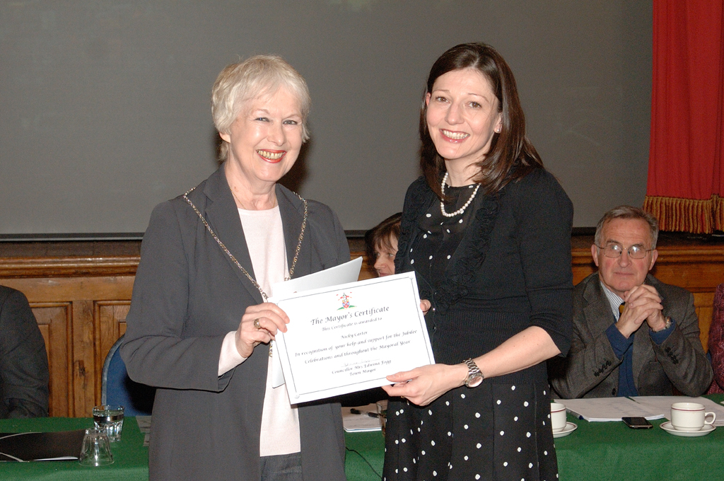 Nicky Carter receiving her certificate from Mayor Edwina in recognition of her support on the organising committee for the town’s Diamond Jubilee events