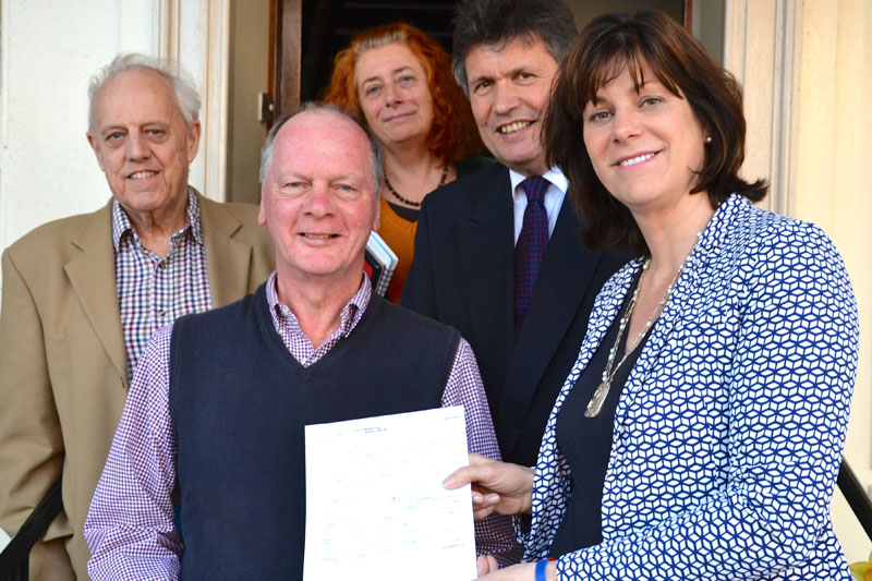 Transport consultant Peter Ridal presents his report to Claire Perry MP while Graham Francis and Sam Page of Transition Marlborough and mayor Guy Loosmore look on