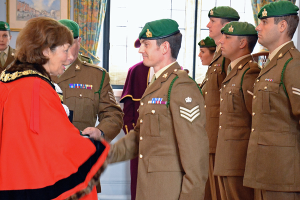The mayor presens a long service medal