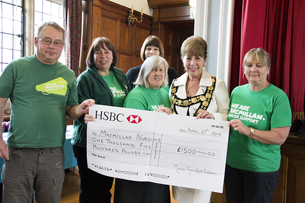 The mayor presents a cheque to volunteers from Macmillan
