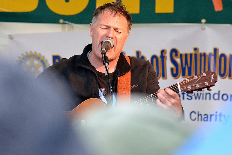 Nick Harper on stage at Avebury Rocks in 2012