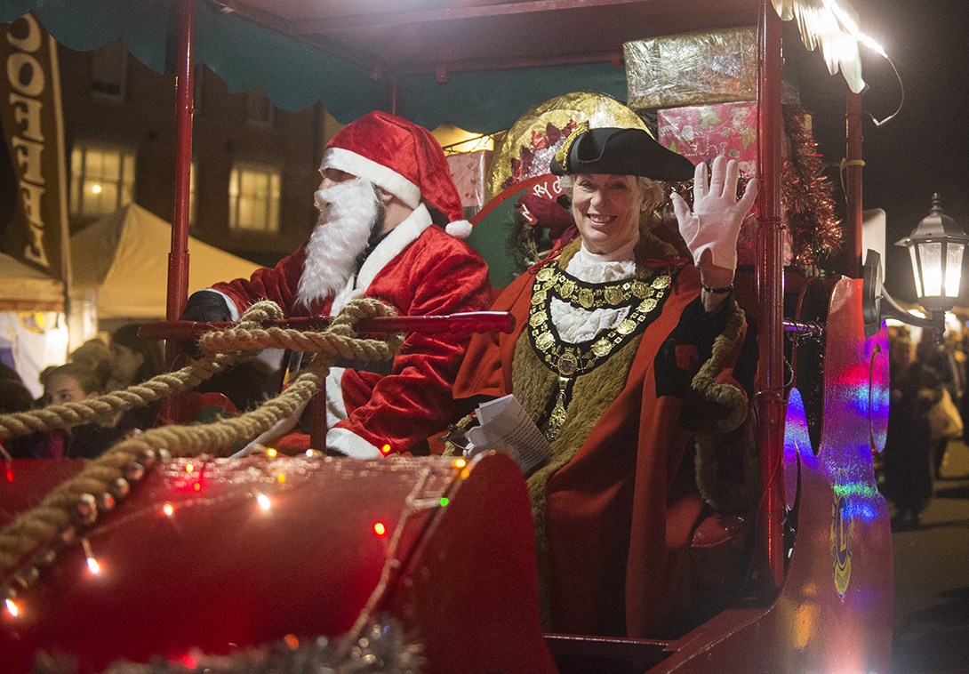 Mayor and Santa arrive by Reindeer-drawn sleigh