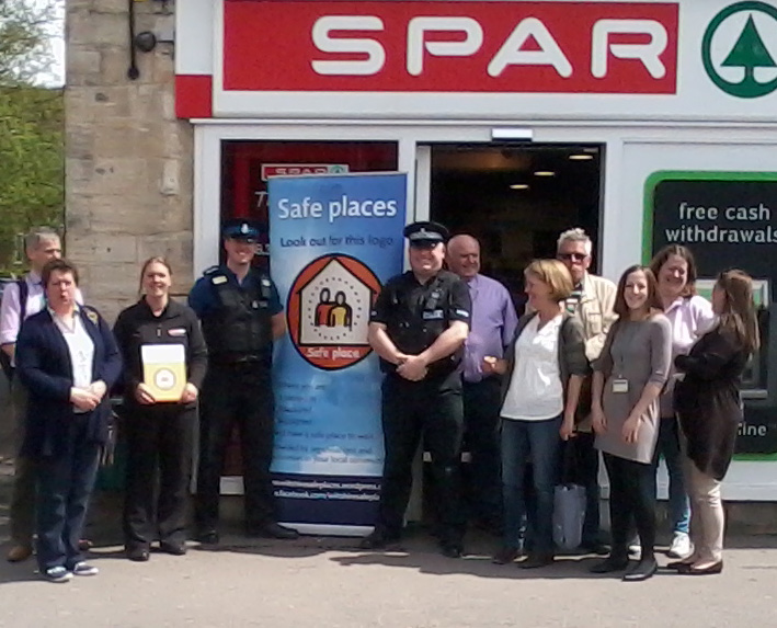 PCAP volunteers, police & SPAR Shop staff at the launch of the Pewsey scheme