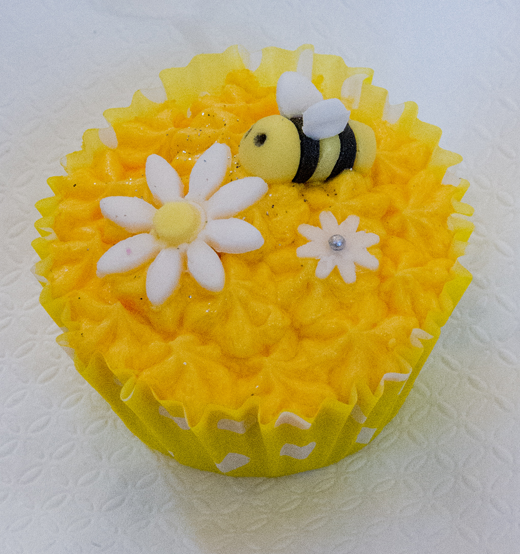 'Bee' Cup Cake