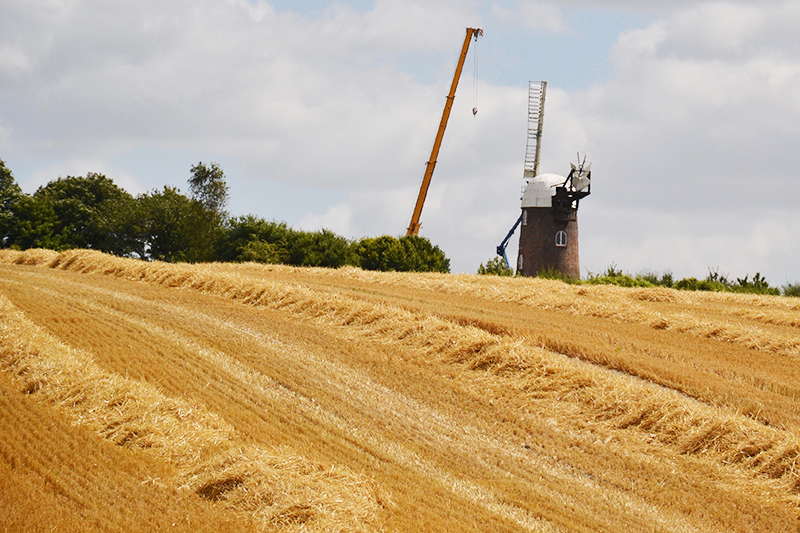 Going – the crane moves into position