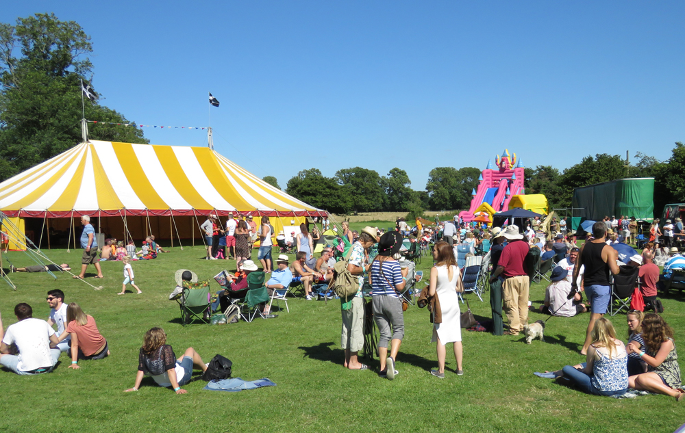The early afternoon crowd