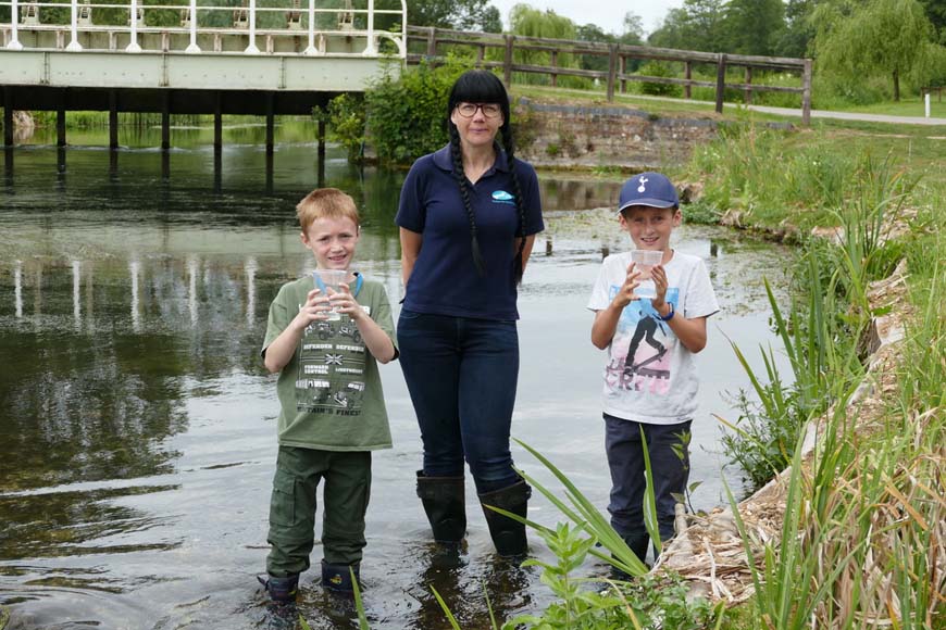 Anna Forbes (ARK) with Ramsbury School pupils...& the eels